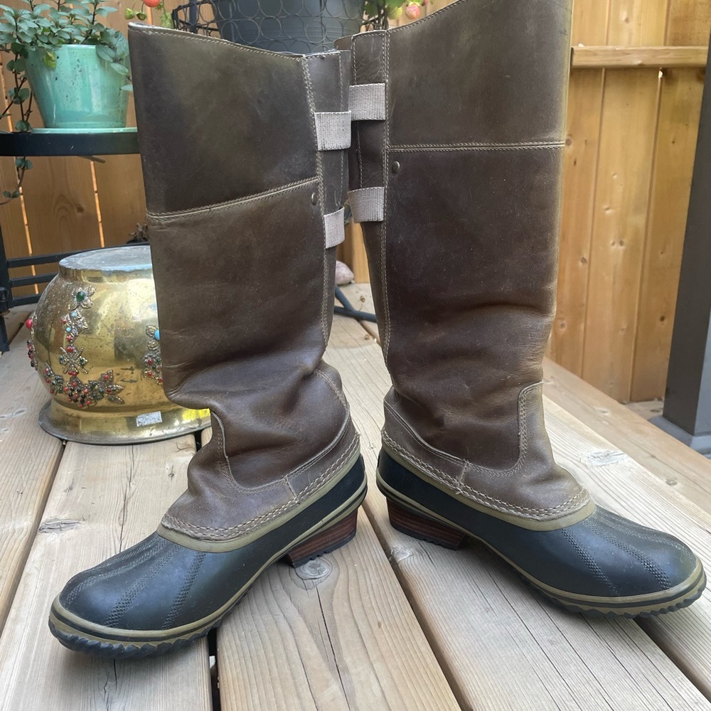 Awesome Sorel boots in olive.